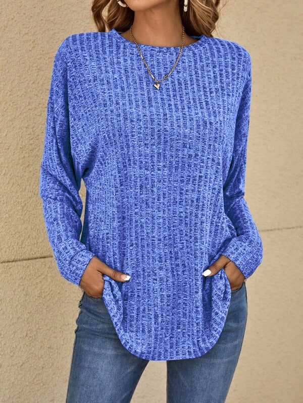 Classic long-sleeve sweater: Comfort and style for everyday wear 