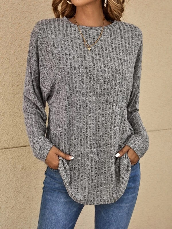 Classic long-sleeve sweater: Comfort and style for everyday wear 