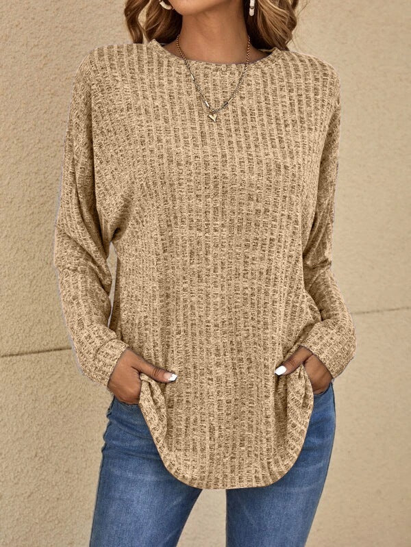 Classic long-sleeve sweater: Comfort and style for everyday wear 